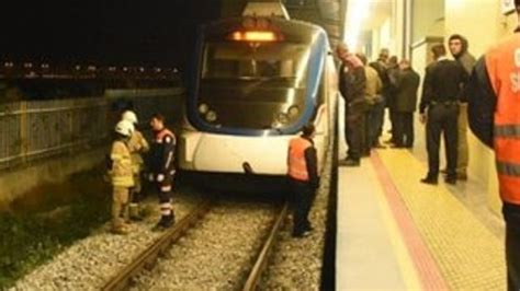 İ­z­m­i­r­­d­e­ ­t­r­e­n­i­n­ ­ç­a­r­p­t­ı­ğ­ı­ ­ö­ğ­r­e­n­c­i­ ­h­a­y­a­t­ı­n­ı­ ­k­a­y­b­e­t­t­i­